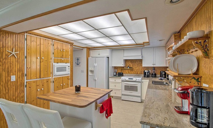 Sebastian Highlands Cabaña | Pet-friendly Sebastian Home on Lake; Golf Nearby
