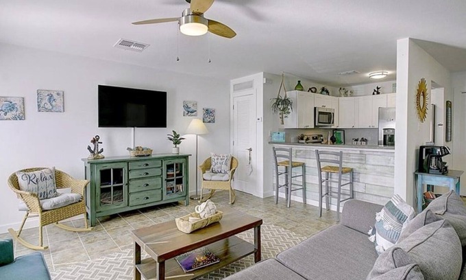 Cinnamon Shore Condominio | Pet Friendly, Second Floor Condo, Shared Pool and Grill, Boardwalk