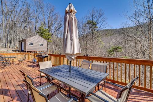 Shenandoah Casa | Pet-Friendly Shenandoah Cabin with Fire Pit and Grill!