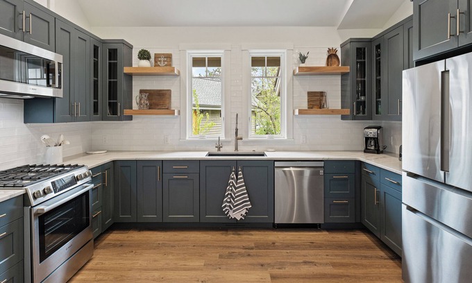 Dover Bay Casa | Pet Friendly, Sleeps 10 People, Private Hot Tub, High Speed WiFi & AC