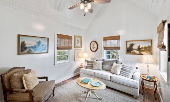 Batesville Cabaña | Pet-Friendly Somerset Cottage at Ivy Cottages