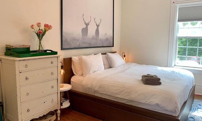 North End Apartamento | Pet-Friendly Space, King bed, Office