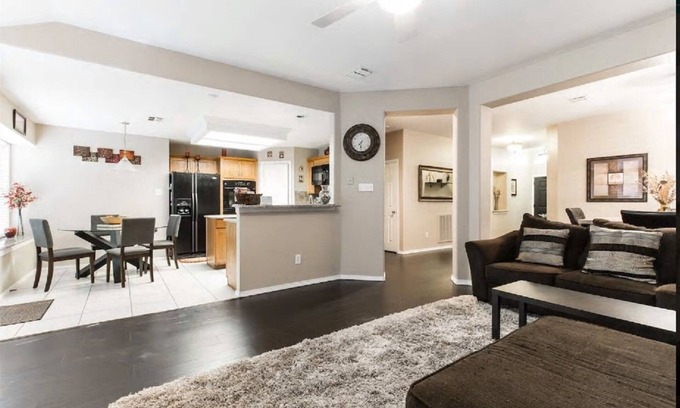 Euless Casa | Acogedor minutos 3BR Inicio de DFW w / Wifi y Cable