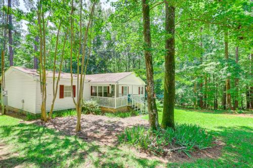 Milledgeville Casa | Pet-Friendly Sparta Retreat Porches and Fire Pit!