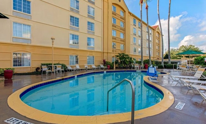 Airport North Casa | Pet-Friendly Stay – Comfortable Room Near the Airport | Pool | Free Shuttle