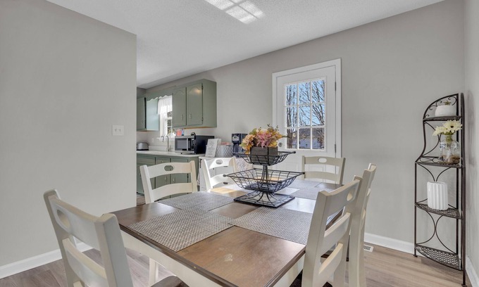 Oak Grove Casa | Pet-Friendly Stay & EV Ready | Sleeps 6 Plus