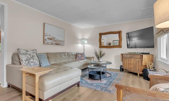 Newport Casa | Pet friendly - steps to water!