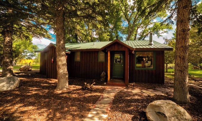 Dubois Cabina | Pet-Friendly Studio Cabin with River Access, Mountain Views & Hot Tub!