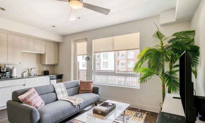 Downtown Apartamento | Pet Friendly Studio in Glendale + Parking