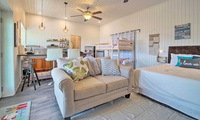 Onalaska Apartamento | Pet-Friendly Studio w/ Kayak, Deck & Dock on Lake!