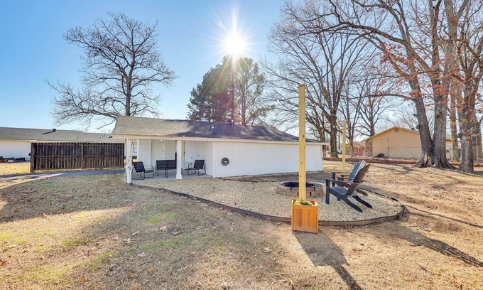 Vilonia Apartamento | Pet-Friendly Studio w/ Yard & Fire Pit in Vilonia!