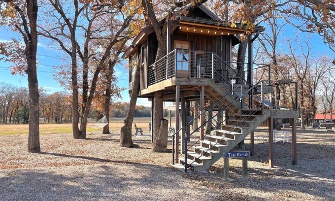 Elm Mott Alquiler De RV | Pet Friendly The Robin Treehouse (15 MIN to Magnolia & Baylor)