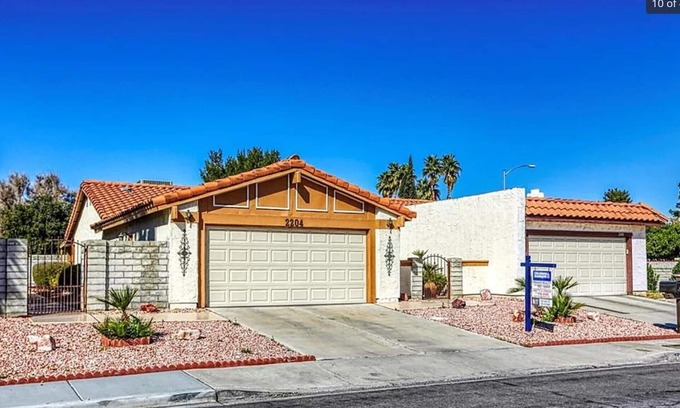 Rancho Oakey Casa | Pet friendly townhome near strip and DTLV