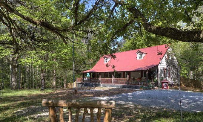 White Casa | Pet friendly Two Bedroom Cabin W/ Fenced Backyard
