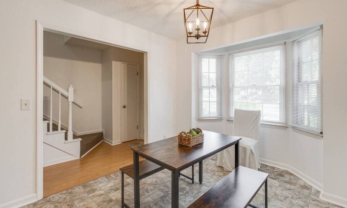 Harbison Apartamento | Pet friendly unit in heart of town, near hospital