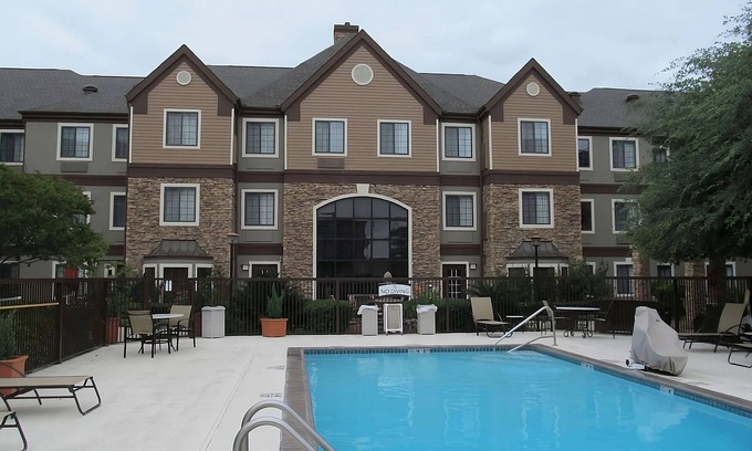 Vance Jackson Apartamento | Pet-friendly Unit with Free Breakfast! Within 8 miles of the River Walk! Pool!
