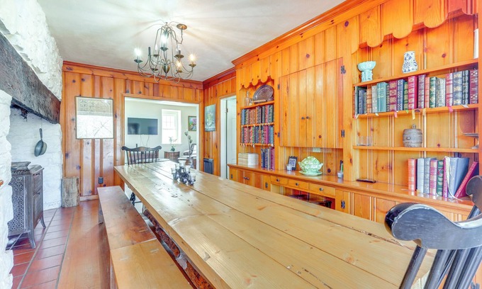 East Stroudsburg Casa | Pet Friendly: Historic East Stroudsburg Manor