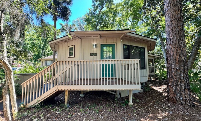 Night Heron Casa | Pet Friendly Night Heron Bungalow - 2 Bedroom, 2 Bath, 5m walk to beach and pool