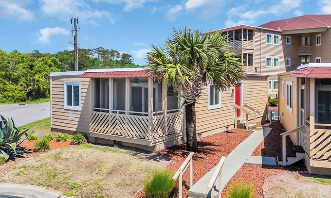 Ocean Drive Cabaña | Pet Friendly Ocean View Cottage - Outdoor Pool - Walk to main street