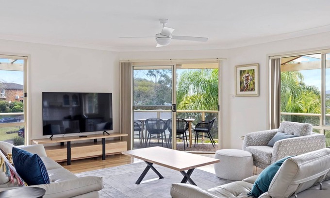 Corlette Casa | pet friendly - Views- Meters to the Beach & Anchorage Port Stephens