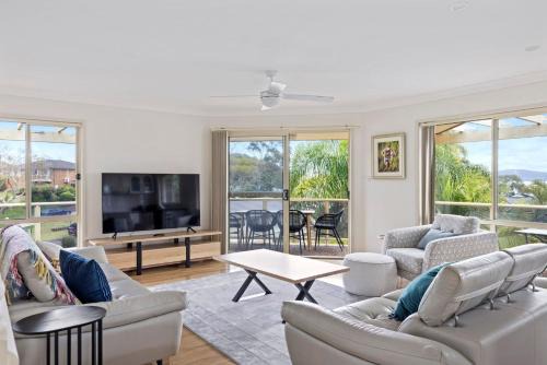 Corlette Casa | pet friendly - Views- Meters to the Beach & Anchorage Port Stephens