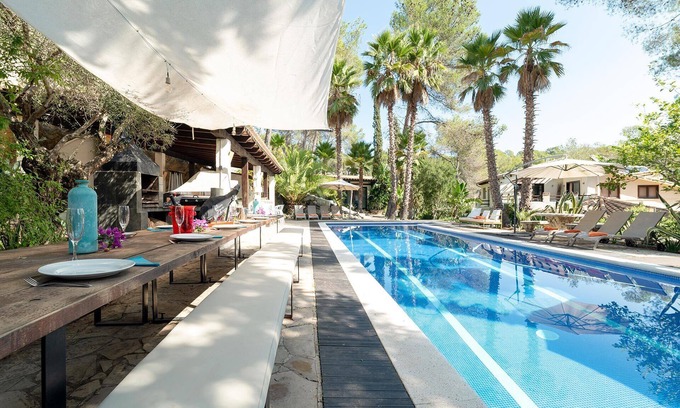 Olivella Villa | "Villa Palmeras Sitges Hills" con piscina y Wi-Fi; mascotas permitidas