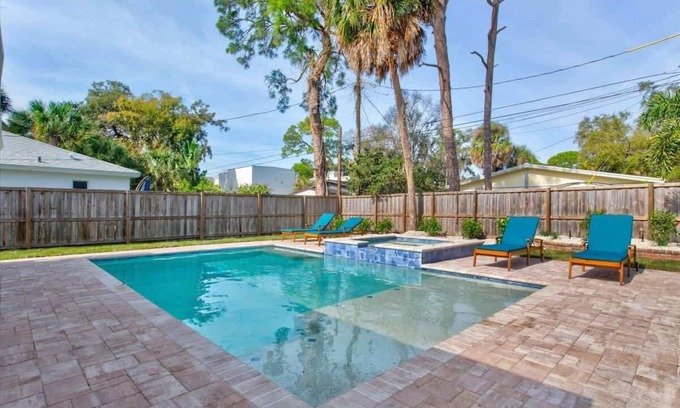 Arlington Park Casa | Pet Friendly w/ Heated Pool, Hot Tub, Patio/Grill