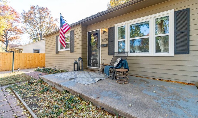 Topeka Casa | Pet Friendly—Walk to Washburn—King Bed-Fast Wi-Fi