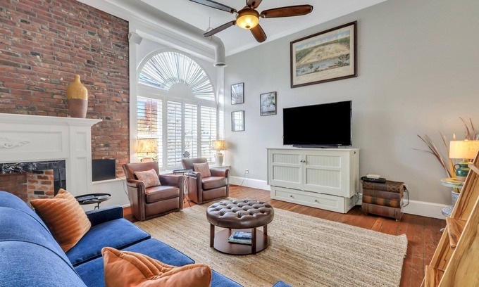 Historic District - North Apartamento | Pet Friendly, Walkable Loft in Heart of Downtown by Lucky Savannah