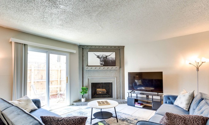 Central Oklahoma City Apartamento | Pet-friendly Warr Acres Townhome w/ Fireplace