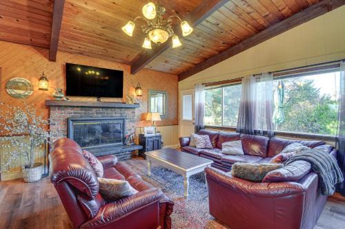 Ocean Shores Casa | Pet-Friendly Washington Retreat with Hot Tub and Deck!