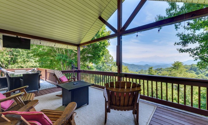 Waynesville Casa | Pet-Friendly Waynesville Retreat w/ Hot Tub!