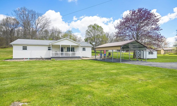 Lockbridge Casa | Pet-Friendly West Virginia Home - Patio & Fire Pit