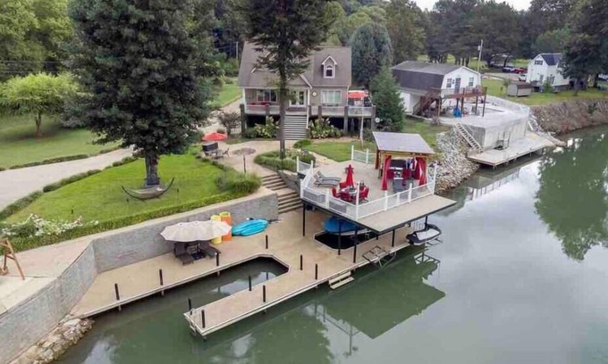 Florence Casa | Pet Friendly, Wilson Lake, Dock, Boat Launch, 2 Slips, 4 bed 4 bath, lake view