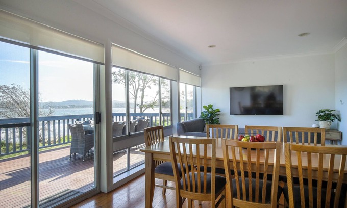 Surfside Casa | Pete's on the Beach, less than 5 minutes to Batemans Bay CBD