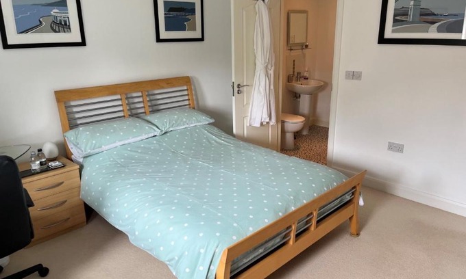 Peterborough Casa | Peterborough, Hampton Vale Lakeside En-Suite Large Double bedroom with great modern facilities
