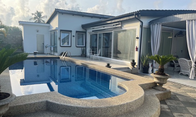 Lome Apartamento | Petit Hambourg guest house by the pool
