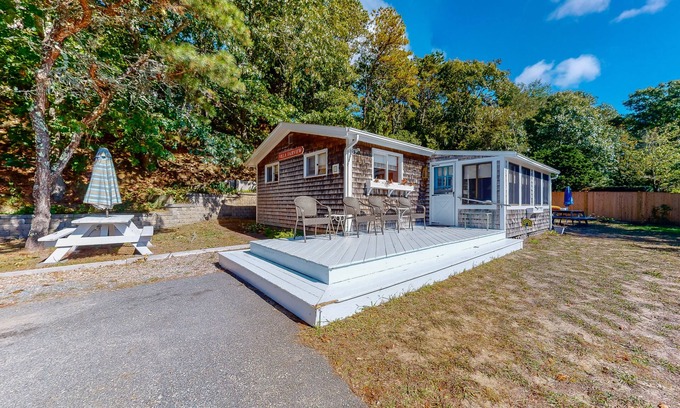 South Dennis Casa | Beach Cottage que domina Follins Pond W / Central A / C & Gas Grill