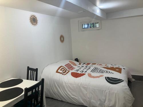 Belle-Beille Casa | Petite Chambre avec SdB partagée