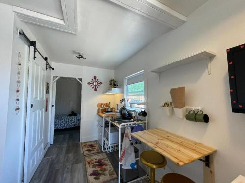 Bodfish Casa | Petite Guesthouse with Kitchenette and Private Bathroom