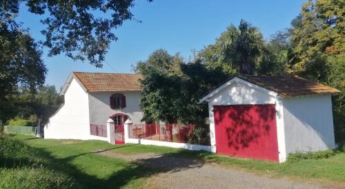 Villefranque Cama Y Desayuno | Petite maison dans les bois