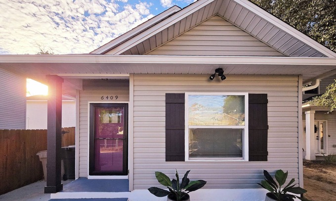 Northeast Pensacola Casa | Petite Stay - Private 2bed/2bath house 4 min from Pensacola Airport with WiFi/AC
