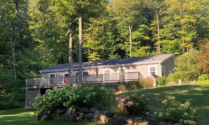 Petoskey Casa | PETOSKEY - SPACIOUS GETAWAY, HOT TUB, POOL TABLE, FALL COLORS, BEACHES, SKIING