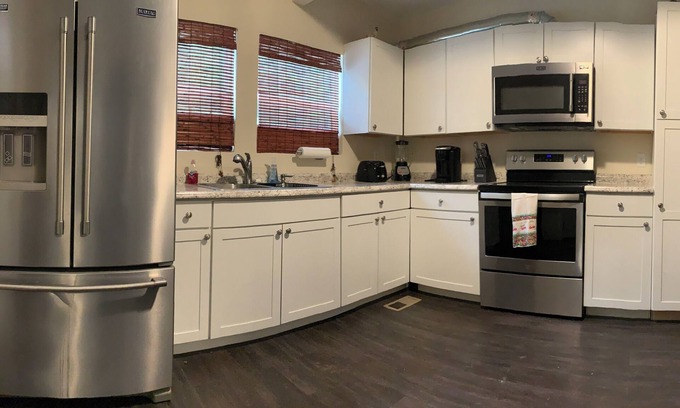 Harriman Casa | Pets OK, EZ to i-40, 4-Beds, Gig Ethernet & WiFi, EV Charger, Many Amenities