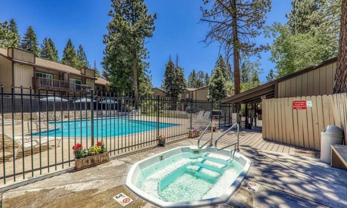 Lake Forest Condominio | Pets! Walk to Lake! On the Bike Trail! Close to town!
