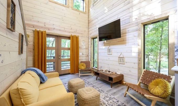 Hochatown Cabina | Pets Welcome! King BR+Loft w/Hot Tub/Lg Patio!