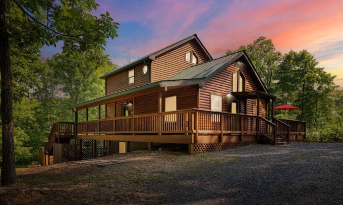 Luray Cabina | Pets? YES! 🐕 Hot Tub ★ Fire Pit ★ Pool Table ★ Steps to River Outfitters