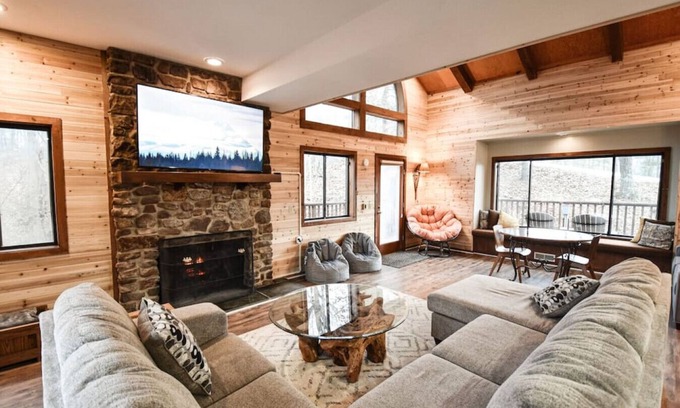 Mount Jackson Chalet De Esquí | Pets? YES! 🐕 Resort Passes ★ Hot Tub ★ Sauna ★ Fast Wi-Fi ★ King Beds ★ Views