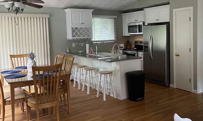 Saunderstown Casa | Pettaquamscutt Lake - 4 Bedroom, 2 Full Bath, Central Air