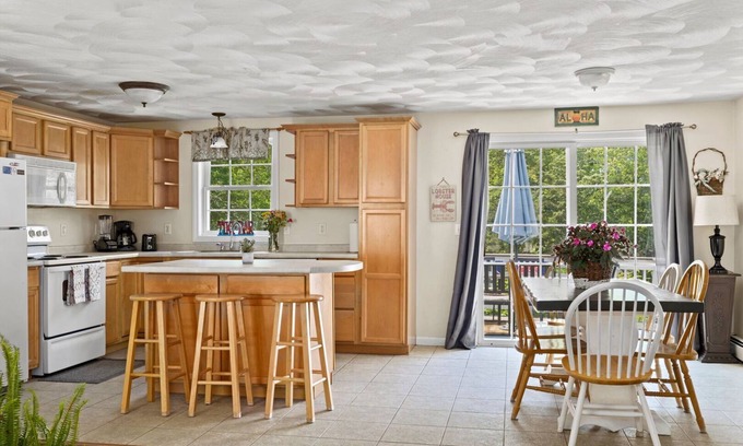 Saunderstown Casa | Pettaquamscutt Lake - 5 Bed, 2 Full Bath, Spacious and Ready to Rent!